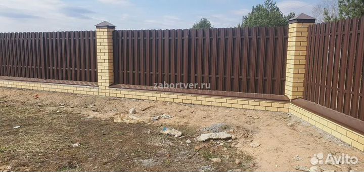 Забор из евроштакетника с кирпичными столбами шаг