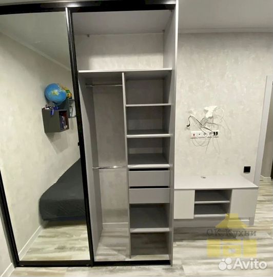 Шкаф с зеркалом