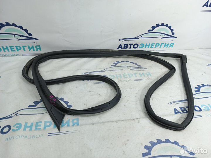 Уплотнительная резинка боковой двери передняя