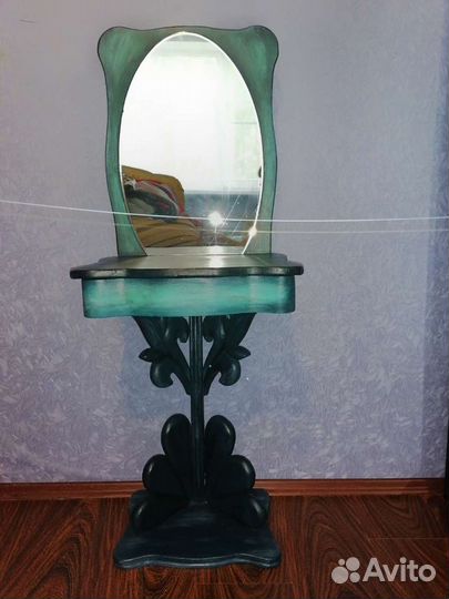 Туалетный столик с зеркалом