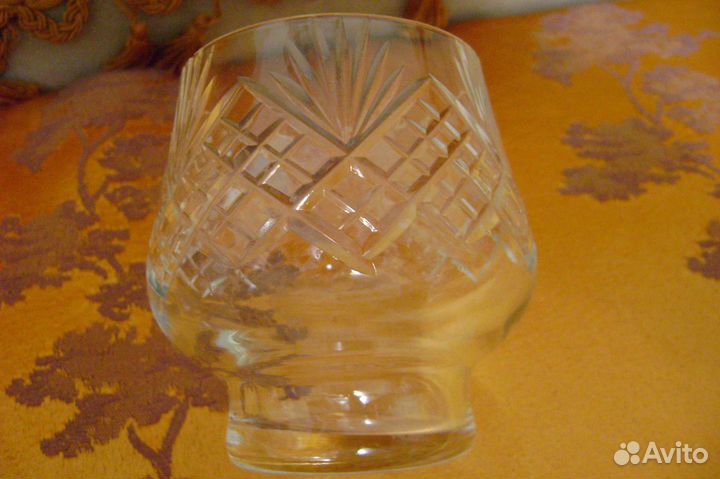 Хрустальные бокалы под мартини и сок