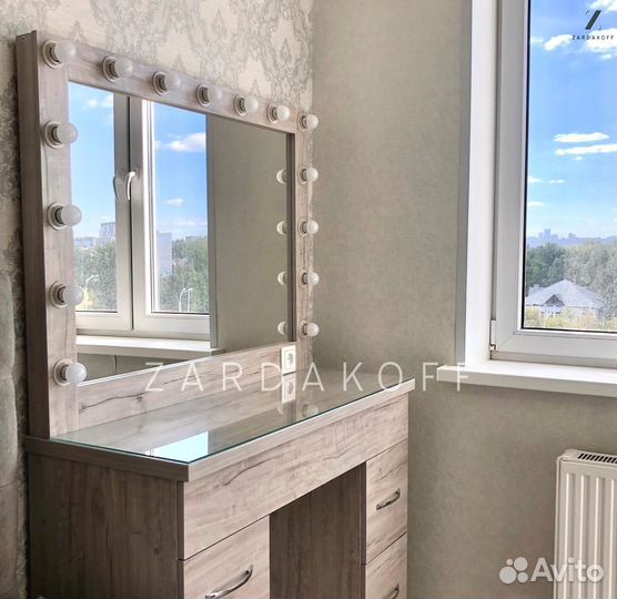 Туалетный столик и гримерное зеркало с подсветкой