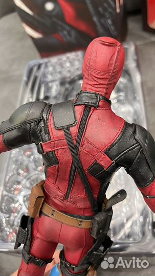 Deadpool от Hot Toys