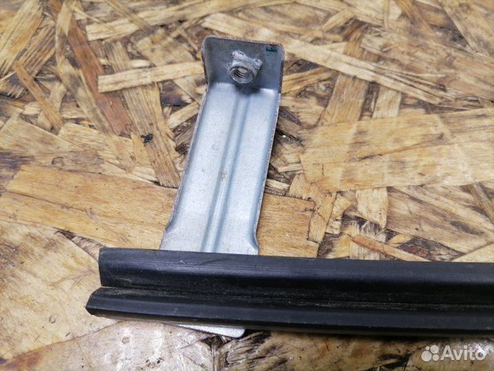 Направляющая стекла двери задняя правая Nissan