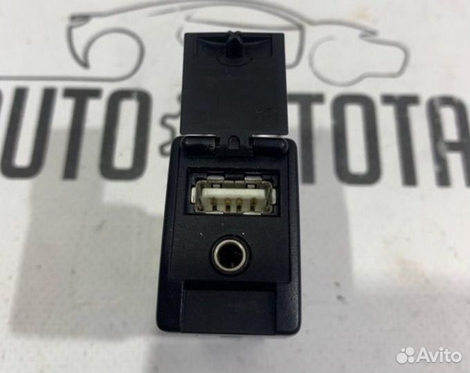 Разъем AUX USB Toyota RAV4 XA40 (б/у)