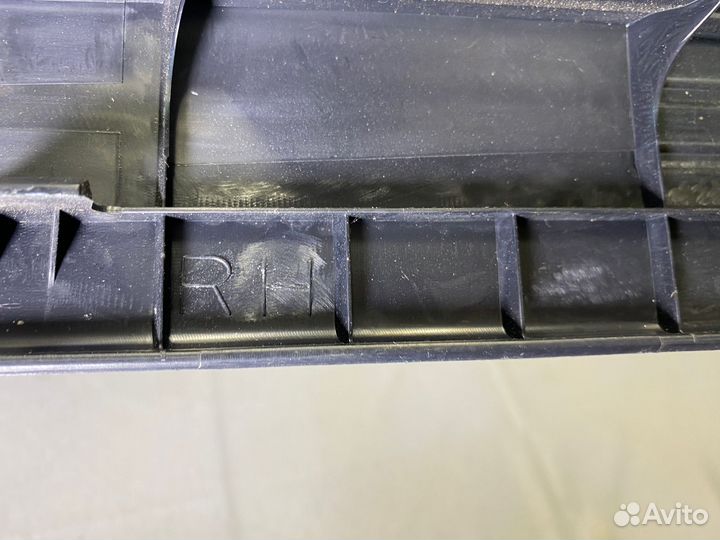 Внутренняя накладка правого дверного проема LC 200