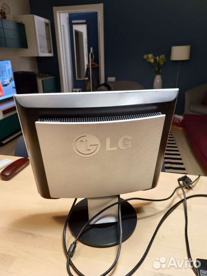 Монитор LG 19