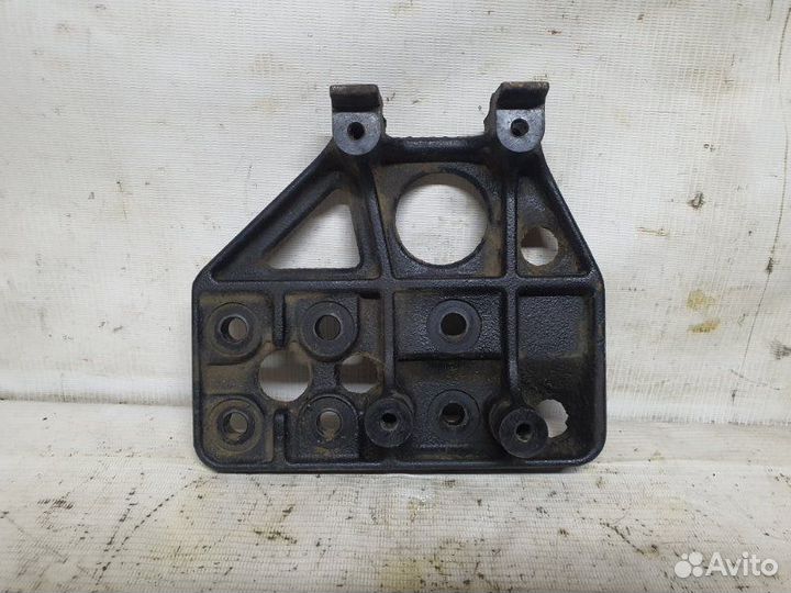 Кронштейн компрессора кондиционера Kia Spectra