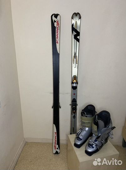 Горнолыжный комплект : лыжи и ботинки