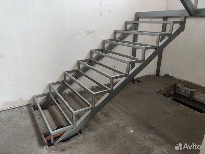 Каркас металлической лестницы на 2 этаж