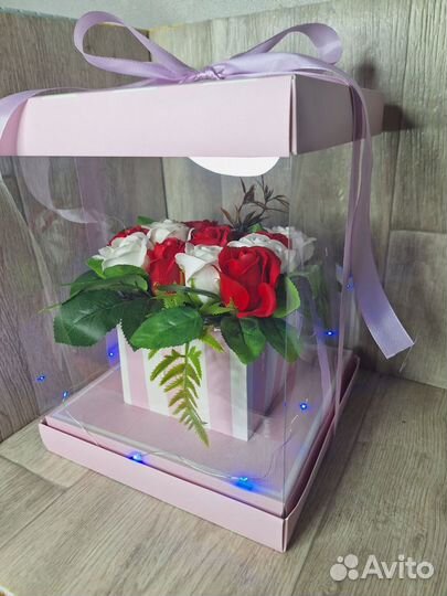 Подарочный букет в коробке из мыльных роз и светом
