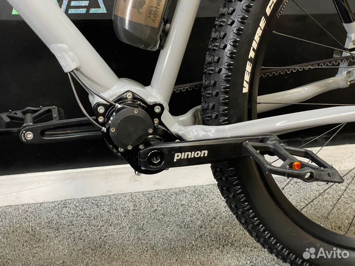 Premium Mi-Tech Pinion 18 / Lefty carbon