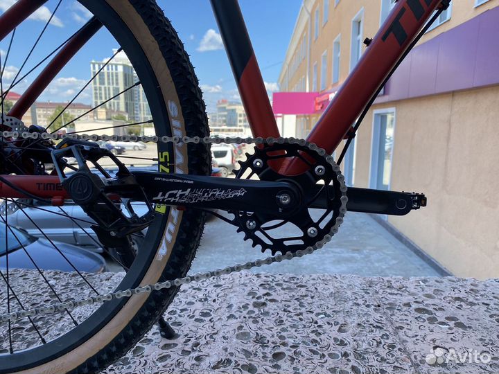 Новый горный велосипед на алюминиевой раме