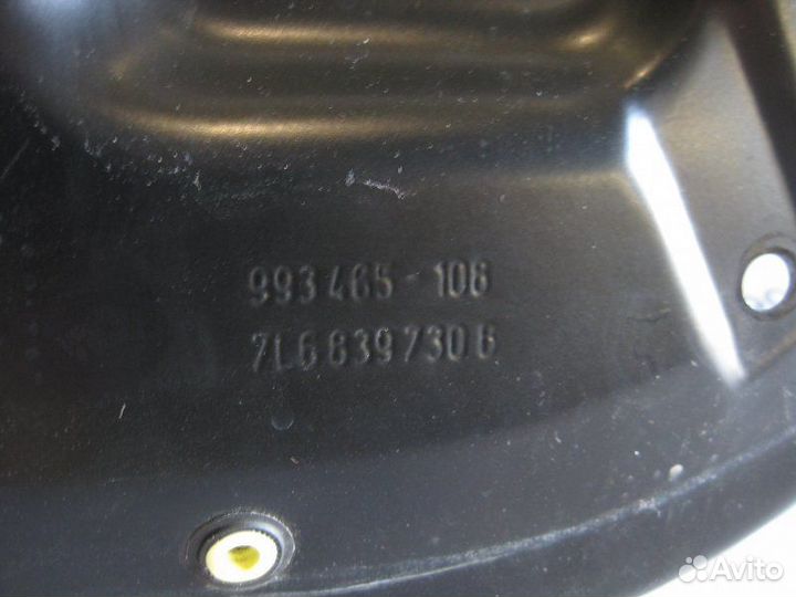 Кронштейн двери задний правый Volkswagen Touareg