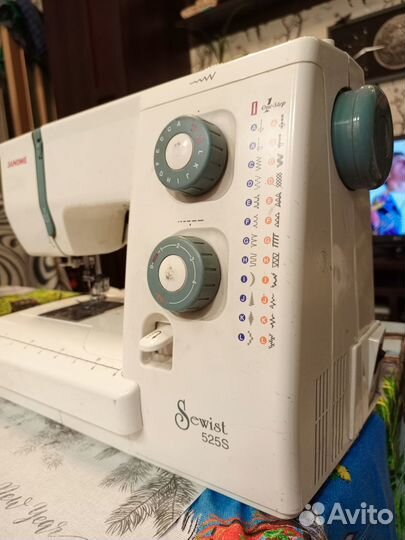 Продам швейную машинку Janome 525S