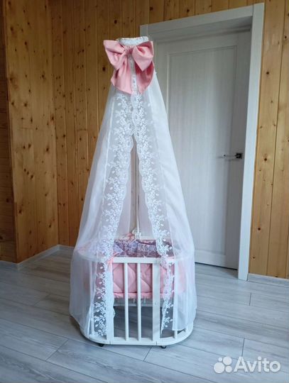 Кроватка для кукол с постельным бельем