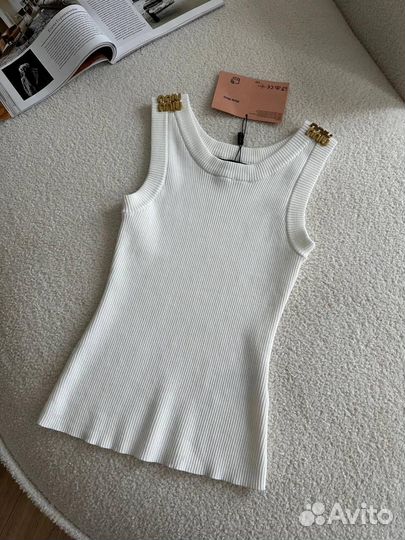 Белая майка Miu Miu хит лета