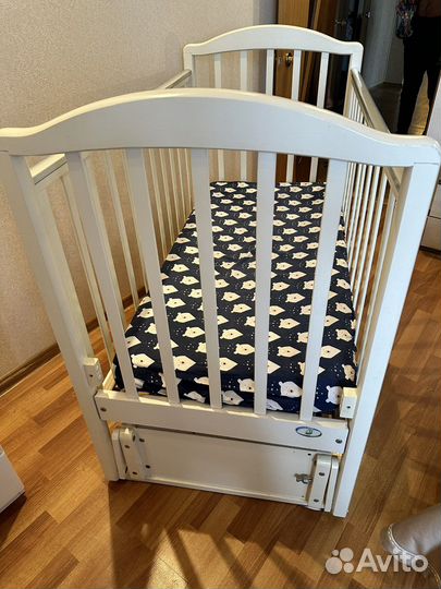 Детская кроватка с маятником