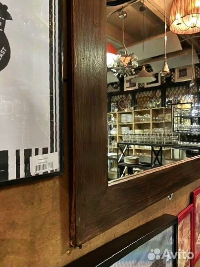 Большое зеркало в деревянной раме