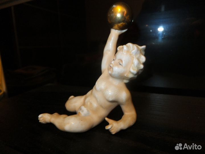 Фарфоровая статуэтка - Путти
