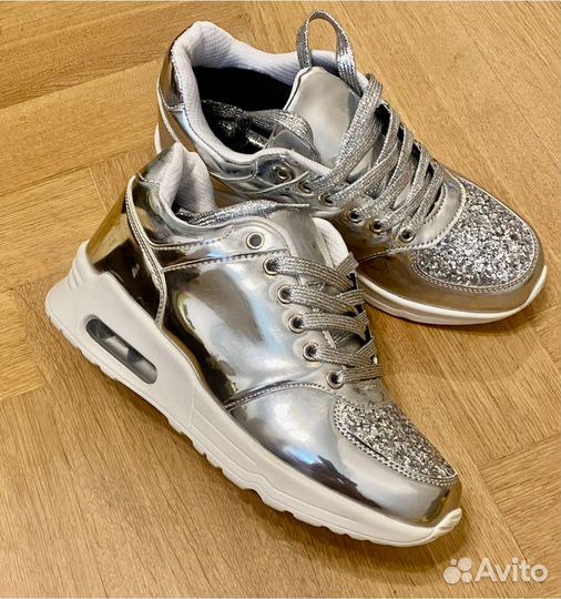 Серебристые кроссовки с блестками