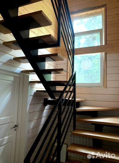 Лестница на металлокаркасе на центральном косоуре