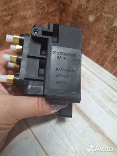 Блок клапанов пневмоподвески на Mercedes W212