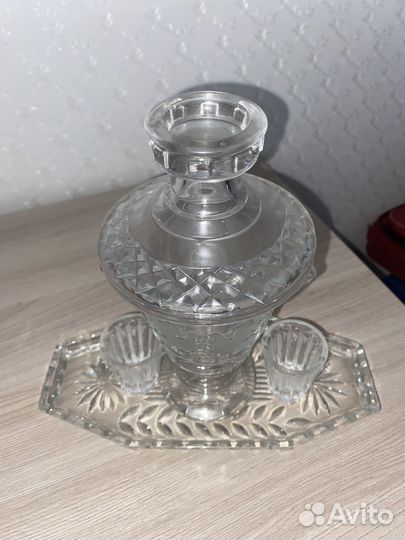 Хрустальный графин со стопками