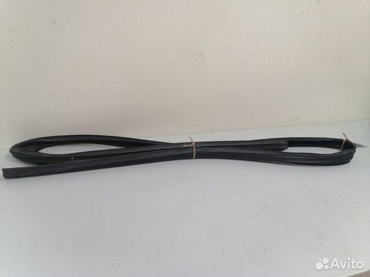 Уплотнитель стекла двери передний правый Mercedes