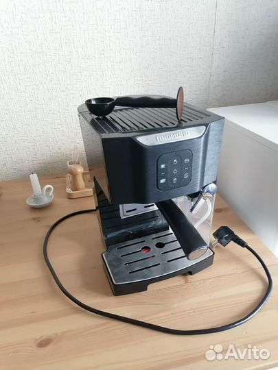 Кофеварка рожковая Redmond RCM-1511