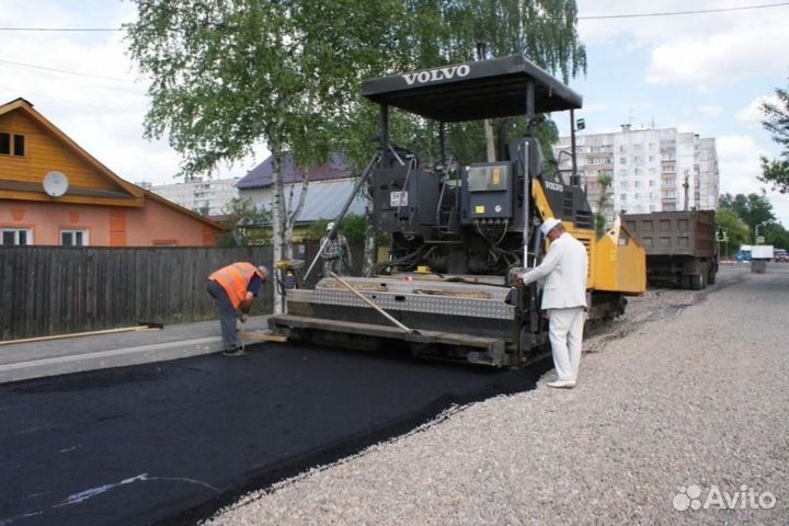 Ремонт проездов. Укладка асфальтобетонного покрытия. Укладка асфальта в России. Укладка асфальта на асфальт. Процесс асфальтирования дорог.