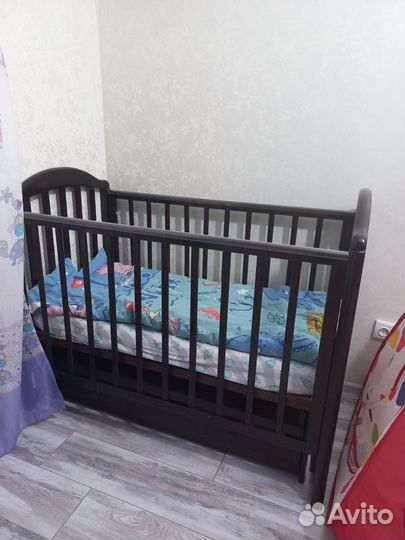 Детская кроватка с маятником и ящиком