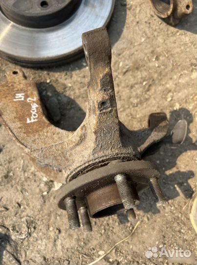 Поворотный кулак левый Ford Focus 2