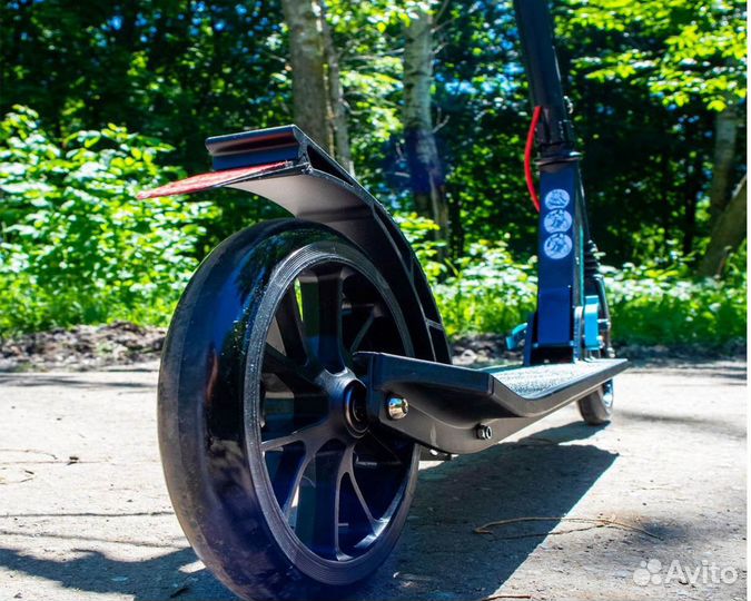 Cамокат с амортизатором и ручным тормозом TT Delta