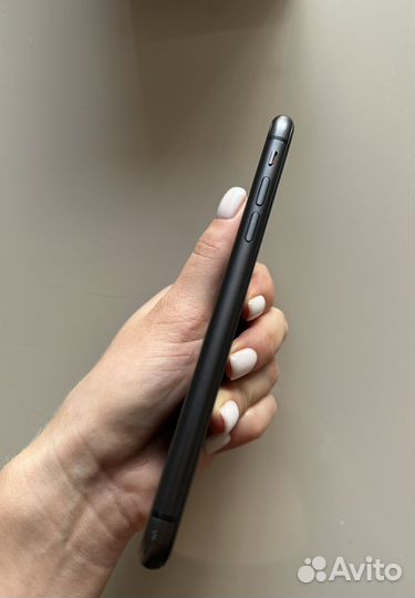 Телефон iPhone 11