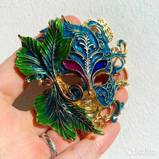 Бусы из агата, брошь