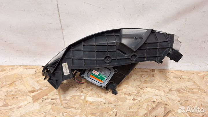 Фара правая Lincoln MKS 2009-2012 VP8A5X-13100-A