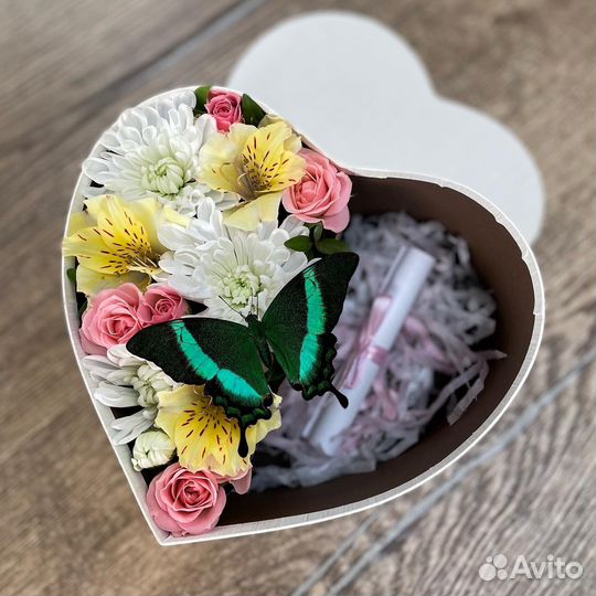 Букет с живой бабочкой