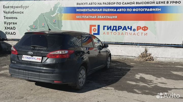 Обшивка багажника левая Ford Focus 3 1850505