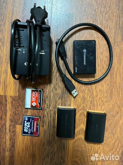 Зеркальный фотоаппарат Canon