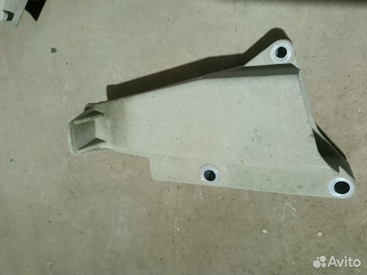 Кронштейн правой подушки LADA Kalina, Granta