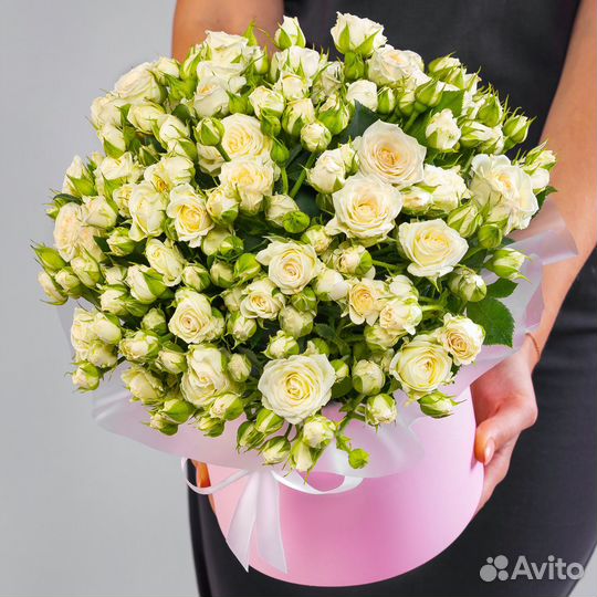 Букет 19 Кустовых Белых Роз (40 см.) в коробке