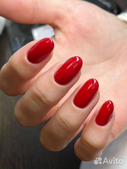 Мастер маникюра и педикюра в салоне