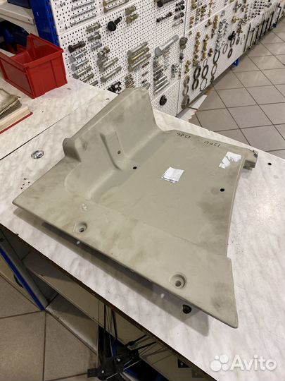 Щиток подножки (пласт.)