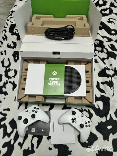 Xbox series s 2 геймпада