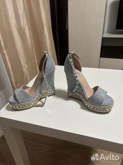 Босоножки на высокой платформе