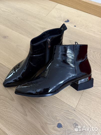 Полусапоги из лаковой экокожи 40 размер