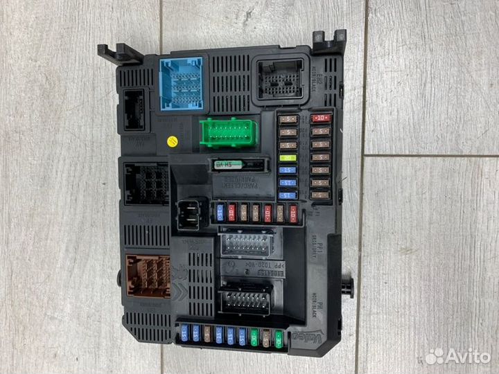 Блок предохранителей Peugeot 208 хэтчбек 8H01 DV4C