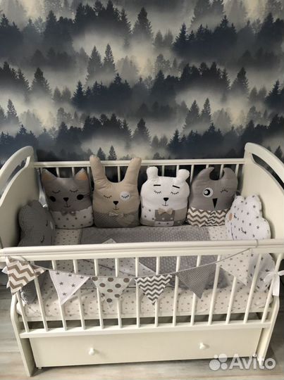 Детская кроватка с маятником белая