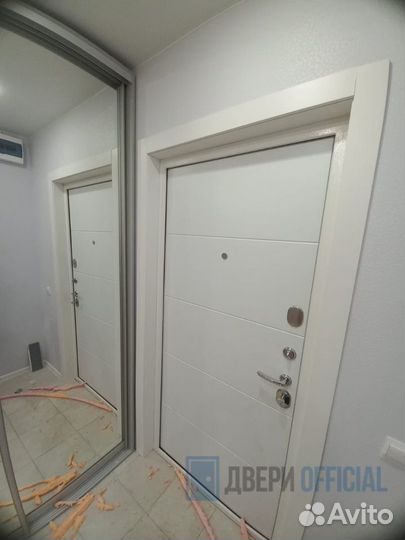 Дверь входная белая очень хорошая